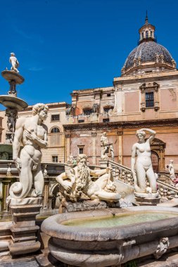 Praetorian Çeşmesi, tarihi merkezin ortasında Francesco Camilliani tarafından inşa edilmiş Palermo 'nun anıtsal bir çeşmesidir.