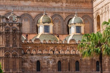 Palermo Katedrali 'nin iki kubbesi, İtalya' nın güneyindeki Palermo, Sicilya 'daki Roma Katolik Başpiskoposluğu' nun katedral kilisesidir. Bakire Meryem 'in Varsayımına adanmıştır.