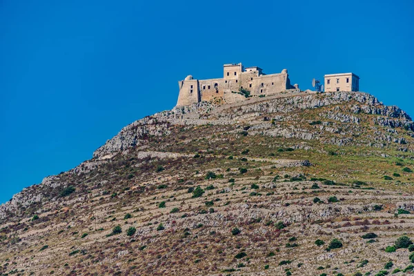 Slottet Santa Caterina Toppen Kulle Mot Hamnen Favignana Egadiska Öarna — Stockfoto