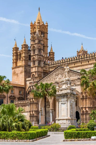 Palermo Katedrali 'nin Saat Kulesi: Güney İtalya, Sicilya' da bulunan Palermo Katolik Başpiskoposluğu 'nun katedral kilisesi. Bakire Meryem 'in Varsayımına adanmıştır.
