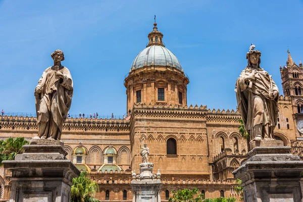 Posąg Przed Katedrą Palermo Kościół Katedralny Rzymskokatolickiej Archidiecezji Palermo Położony — Zdjęcie stockowe