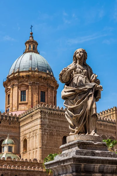 Статуя Перед Кафедральным Собором Палермо Соборная Церковь Римско Католической Архиепархии — стоковое фото