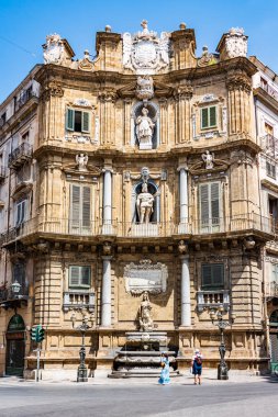 Quattro Canti, antik ana yolların kesiştiği yerde küçük bir meydandır (şimdi: Corso Vittorio Emanuele ve Via Maqueda).