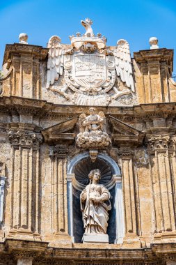 Quattro Canti, antik ana yolların kesiştiği yerde küçük bir meydandır (şimdi: Corso Vittorio Emanuele ve Via Maqueda).