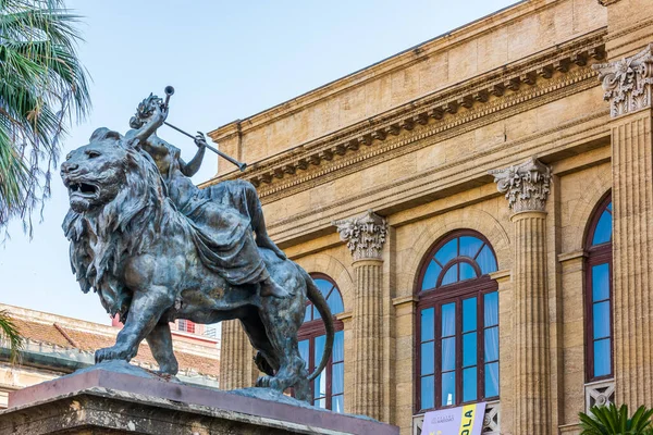 Estatua Frente Teatro Massimo Vittorio Emanuele Casco Antiguo Palermo Sicilia —  Fotos de Stock