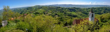 İtalya 'nın Piedmont kentindeki Acqui Terme yakınlarındaki Castelletto d' Erro 'dan yeşil tepelere bakın.