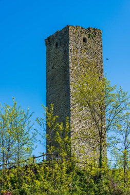 Piedmont 'taki Castelletto d' Erro köyündeki eski ortaçağ kulesi.