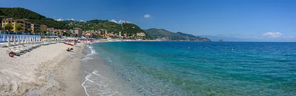 Het Prachtige Zeewater Van Italiaanse Rivièra Noli Ligurië Tijdens Zomer — Stockfoto