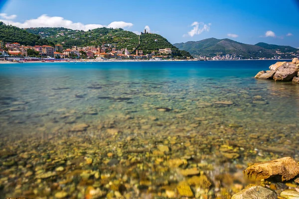 Het Prachtige Zeewater Van Italiaanse Rivièra Noli Ligurië Tijdens Zomer — Stockfoto