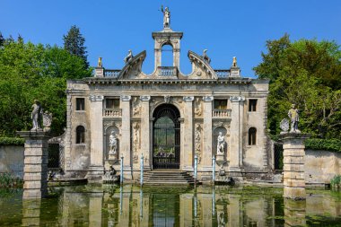 Villa Barbarigo 'nun ana kapısı. 17. yüzyılda Barbarigo' nun Venedik ailesi tarafından inşa edilmiş bir kırsal villa.
