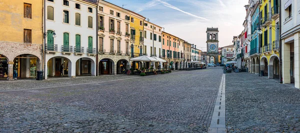 Calle Con Pasarela Cubierta Casco Antiguo Este Pueblo Veneto Italia —  Fotos de Stock