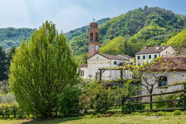 イタリアのヴェネト州にあるLuviliano Torregliaの古い村の教会と時計塔 — ストック写真