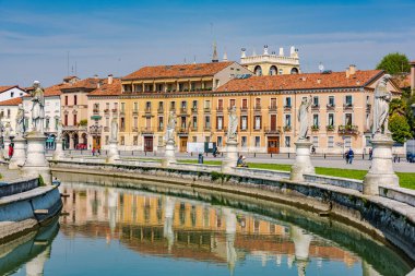 Prato della Valle, Padova 'da 90.000 metrekarelik bir eliptik kare ve İtalya' nın en büyük meydanıdır..