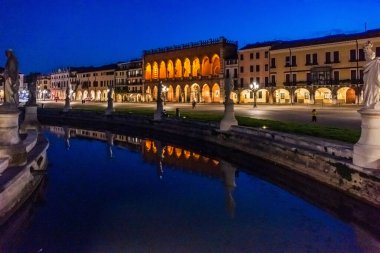 Prato della Valle, Padova 'da 90.000 metrekarelik bir eliptik kare ve İtalya' nın en büyük meydanıdır..