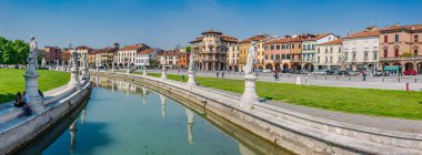 Prato della Valle, Padova 'da 90.000 metrekarelik bir eliptik kare ve İtalya' nın en büyük meydanıdır..