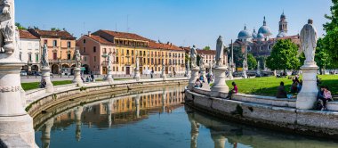 Prato della Valle, Padova 'da 90.000 metrekarelik bir eliptik kare ve İtalya' nın en büyük meydanıdır..