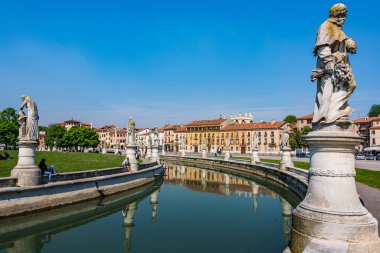 Prato della Valle, Padova 'da 90.000 metrekarelik bir eliptik kare ve İtalya' nın en büyük meydanıdır..