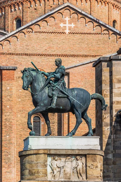 加塔梅拉塔马术雕像 Equestrian Statue Gattamelata 是意大利文艺复兴时期早期艺术家多纳泰罗的雕塑 始建于1453年 位于意大利帕多瓦的圣广场 — 图库照片