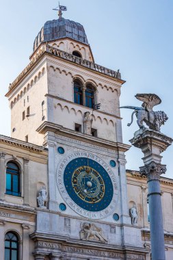 Astronomik saat İtalya 'nın Padua kentindeki Piazza dei Signori' den görüldüğü gibi.
