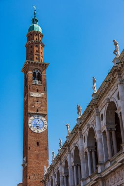 Vicenza 'daki Piazza dei Signori şehir merkezindeki bir Rönesko Dünya Mirası Binası (Unesco Dünya Mirası Alanı) Basilica Palladiana saat kulesi.