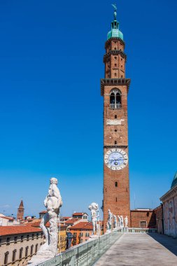 Vicenza 'daki Piazza dei Signori şehir merkezindeki bir Rönesko Dünya Mirası Binası (Unesco Dünya Mirası Alanı) Basilica Palladiana saat kulesi.