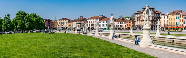 普拉托德拉山谷 Prato Della Valle 是帕多瓦的一个面积达90 000平方米的椭圆形广场 是意大利最大的广场 — 图库照片