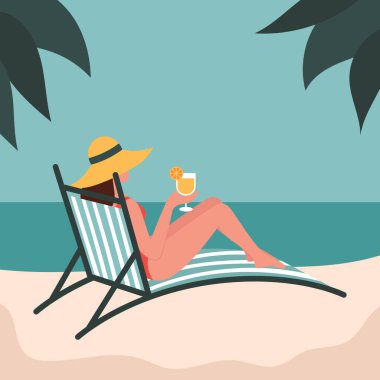 Şapkalı genç bir kadın iskemlede uzanıyor ve portakal suyu içiyor. Denizde tatil, rahatlama, sahil, kum. Düz vektör illüstrasyonu.