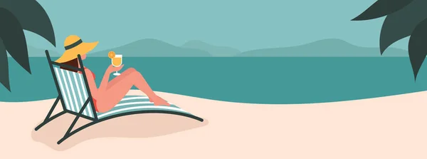 Şapkalı genç bir kadın iskemlede uzanıyor ve portakal suyu içiyor. Denizde tatil, rahatlama, sahil, kum. Metin için boşluk. Düz vektör illüstrasyonu.