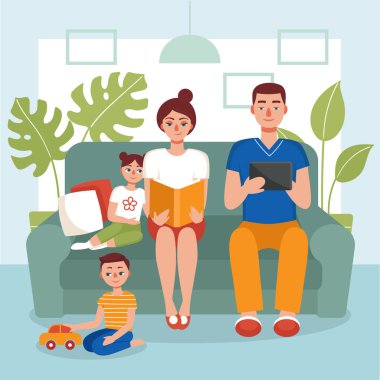 Aile kanepede oturup kitap okuyor. Anne, baba, oğul ve kız evde kaldı. Karantina, koronavirüs önleme, izolasyon, aşk kitapları, ev etkinliği kavramı..
