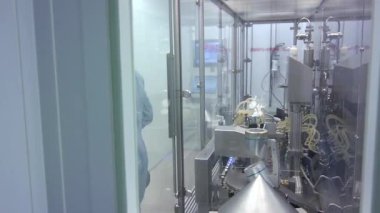 Üretim satırında tıbbi ampul