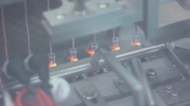 Üretim satırında tıbbi ampul