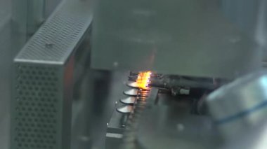 Üretim satırında tıbbi ampul