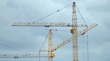 İnşaat evleri ve Vinçler