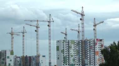 İnşaat evleri ve Vinçler