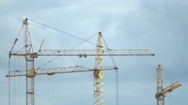 İnşaat evleri ve Vinçler