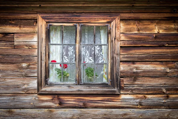 La vieja ventana de la vieja casa de madera. Fondo de paredes de madera — Foto de Stock