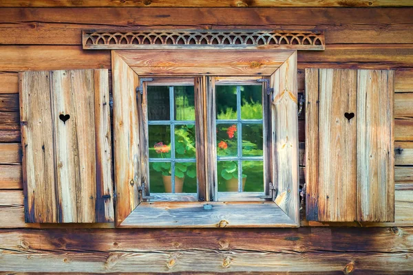 Eski ahşap evin eski pencere. Ahşap duvarlar arka plan