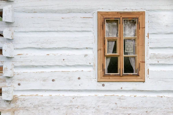 La vieja ventana de la vieja casa de madera. Fondo de paredes de madera — Foto de Stock
