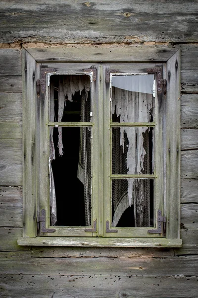 Старое окно старого деревянного дома. Фон деревянных стен — стоковое фото