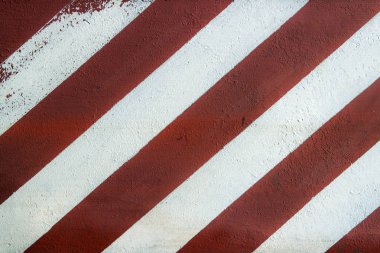 Kırmızı ve beyaz yol işaretleme