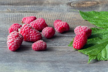 ahşap masa üzerinde taze frambuaz