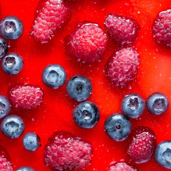 Käsekuchen mit frischen Himbeeren und Blaubeeren — Stockfoto