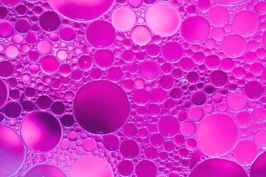 Petrol renkli bir arka plan suya düştü.