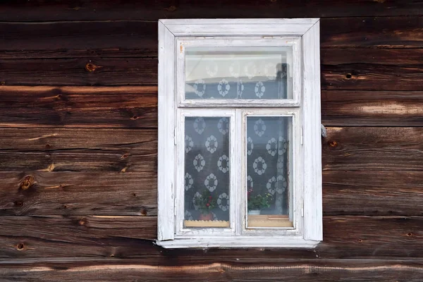 La vieja ventana de la vieja casa de madera. Fondo de paredes de madera — Foto de Stock