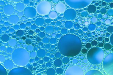 Petrol renkli bir arka plan suya düştü.