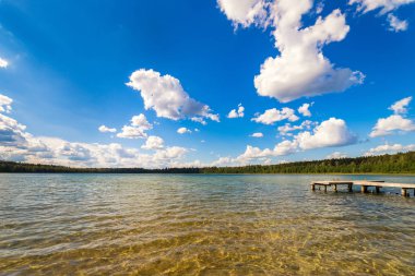 Yaz aylarında göl manzara. Mavi gökyüzü
