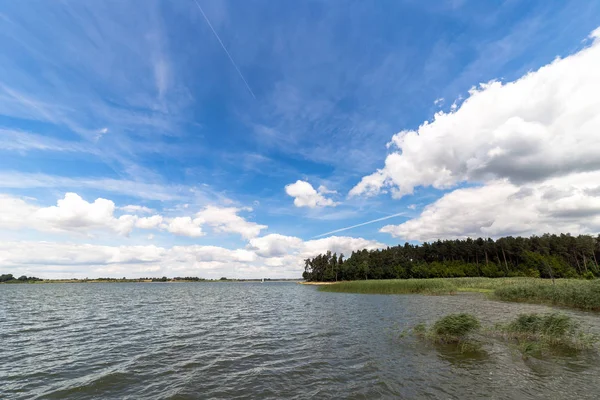 Krajina s jezerem v létě. Modrá obloha — Stock fotografie