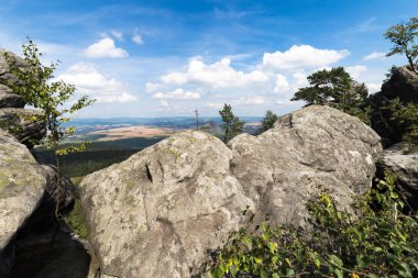 Güzel yaz dağ manzara bulutlar ile