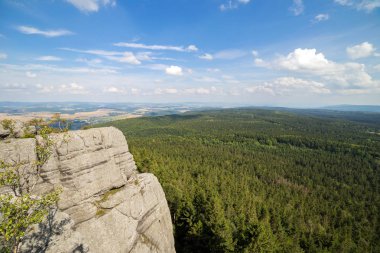 Güzel yaz dağ manzara bulutlar ile