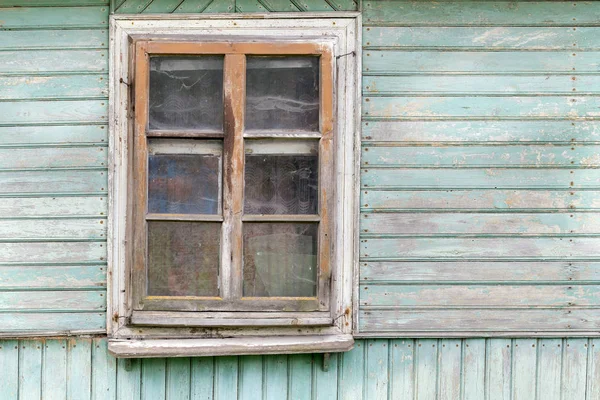 A régi ablak, a régi, fából készült ház. Háttérben a fából készült falak — Stock Fotó